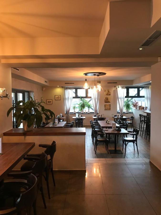 Restaurace A Penzion U Klasku أولوموك المظهر الخارجي الصورة