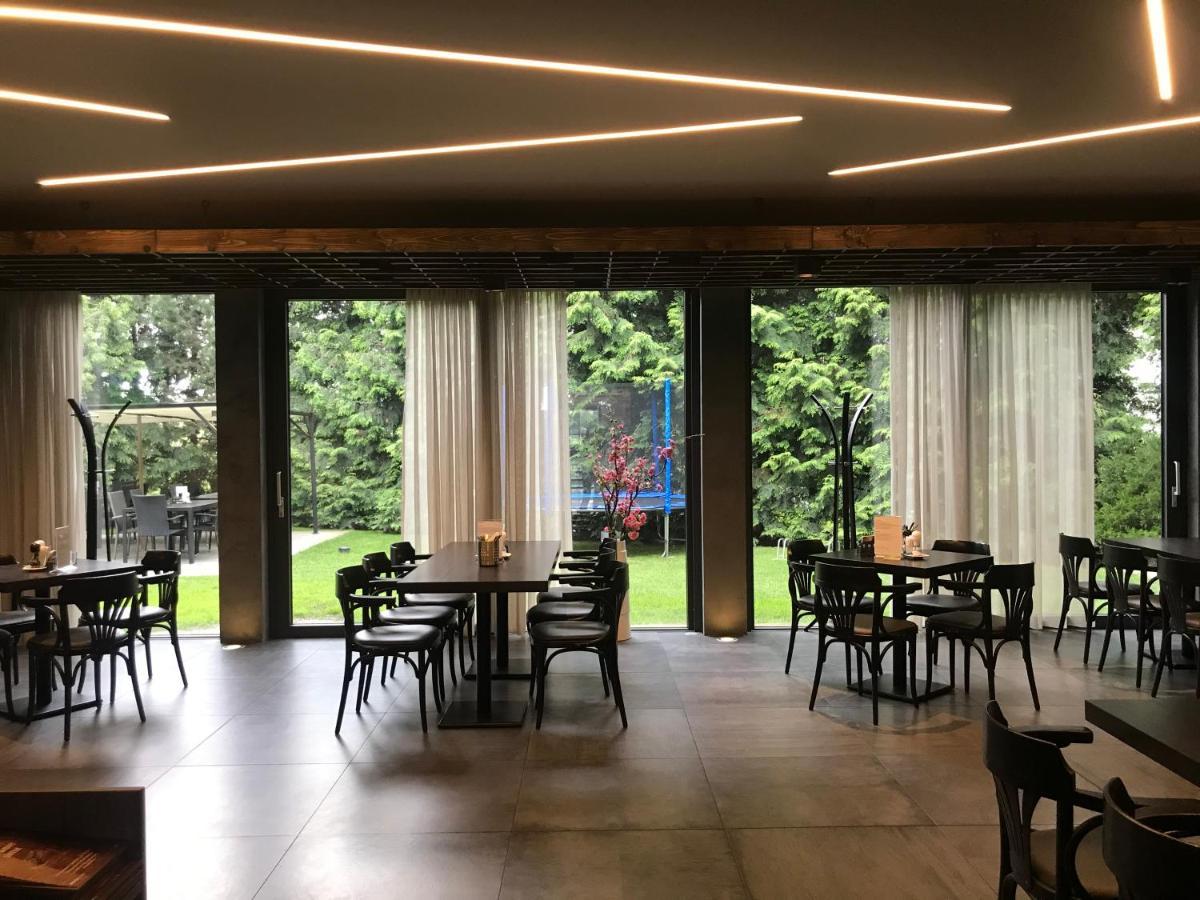 Restaurace A Penzion U Klasku أولوموك المظهر الخارجي الصورة