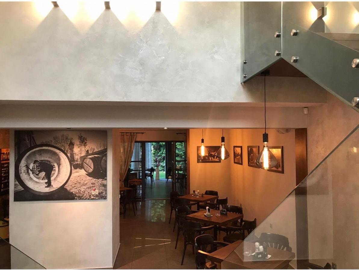 Restaurace A Penzion U Klasku أولوموك المظهر الخارجي الصورة